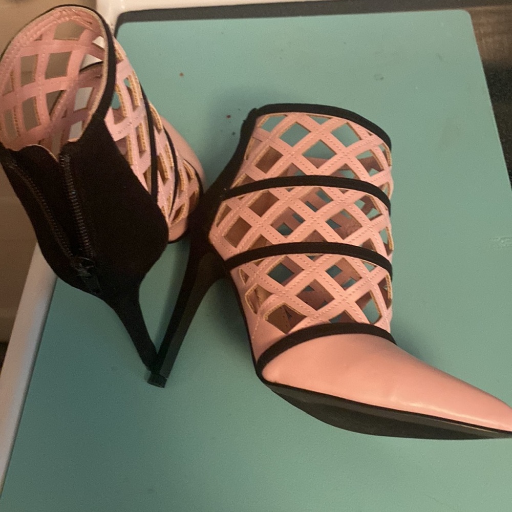 Super hot 👠 - Picture 2 of 3